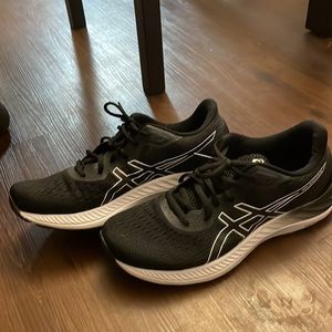 ASICS women’s running shoes black
